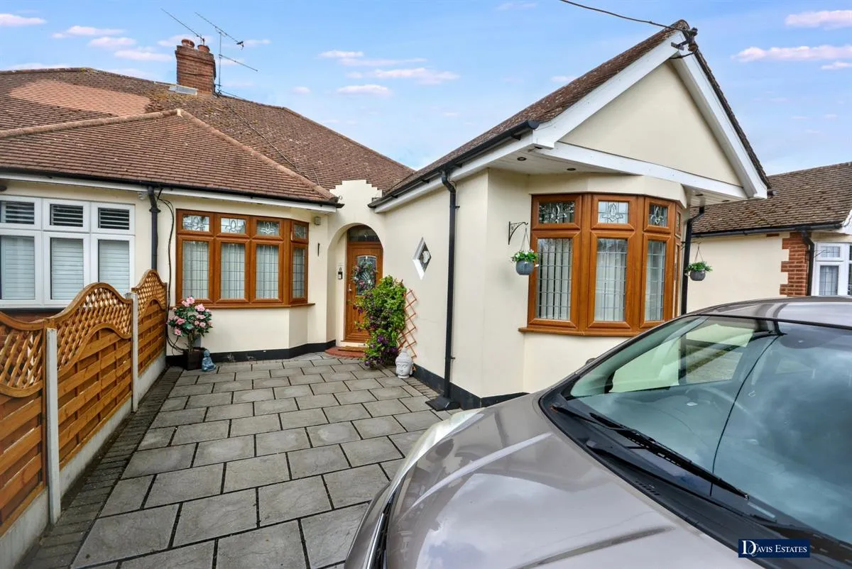 3 bed chalet for sale — Queens Gardens, Cranham, Upminster, RM14