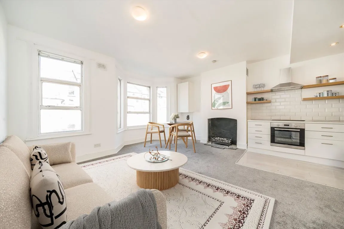 Davisville Road, W12, photo 2