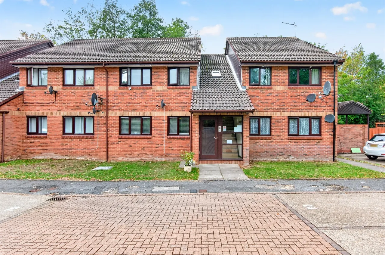 2 bed flat for sale, Tudor Close, Hatfield, AL10