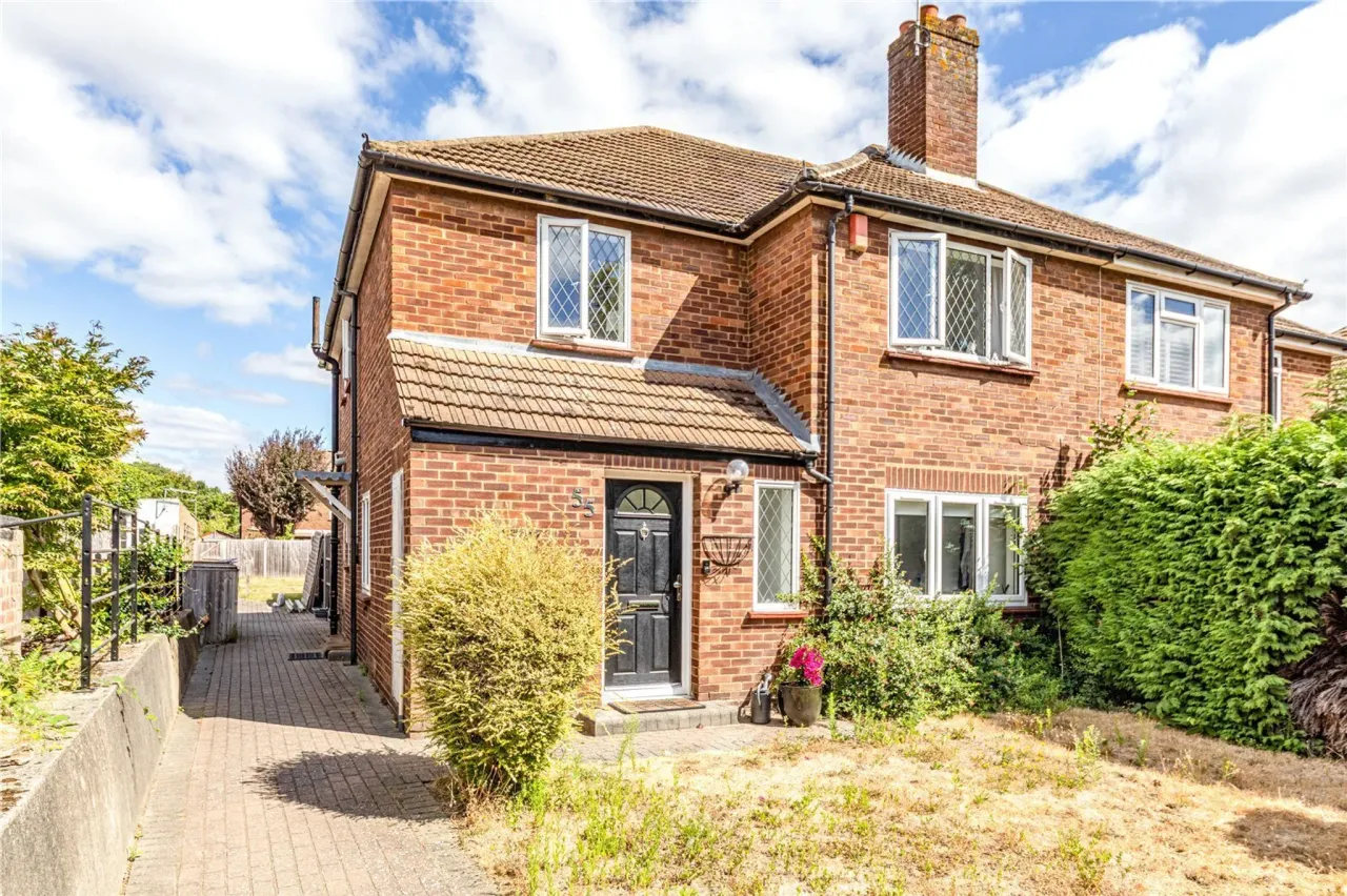 3 bed flat for sale — High Road, Byfleet, West Byfleet, Sur...