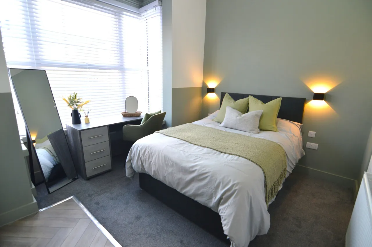 Chantry Lane, Grimsby, South Humberside, DN31 2LP, photo 3