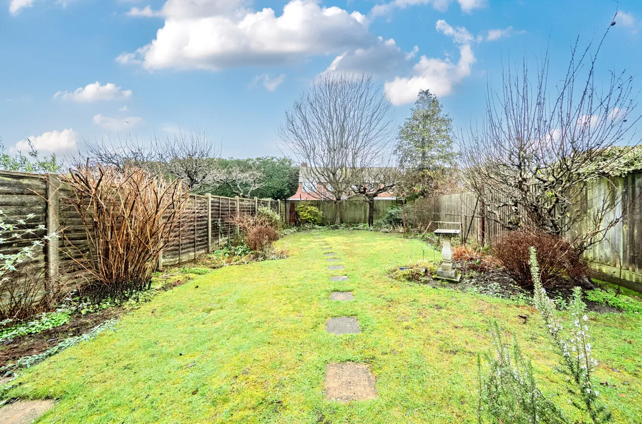 Commonfields, West End, Woking, Surrey, GU24 9HZ, photo 10