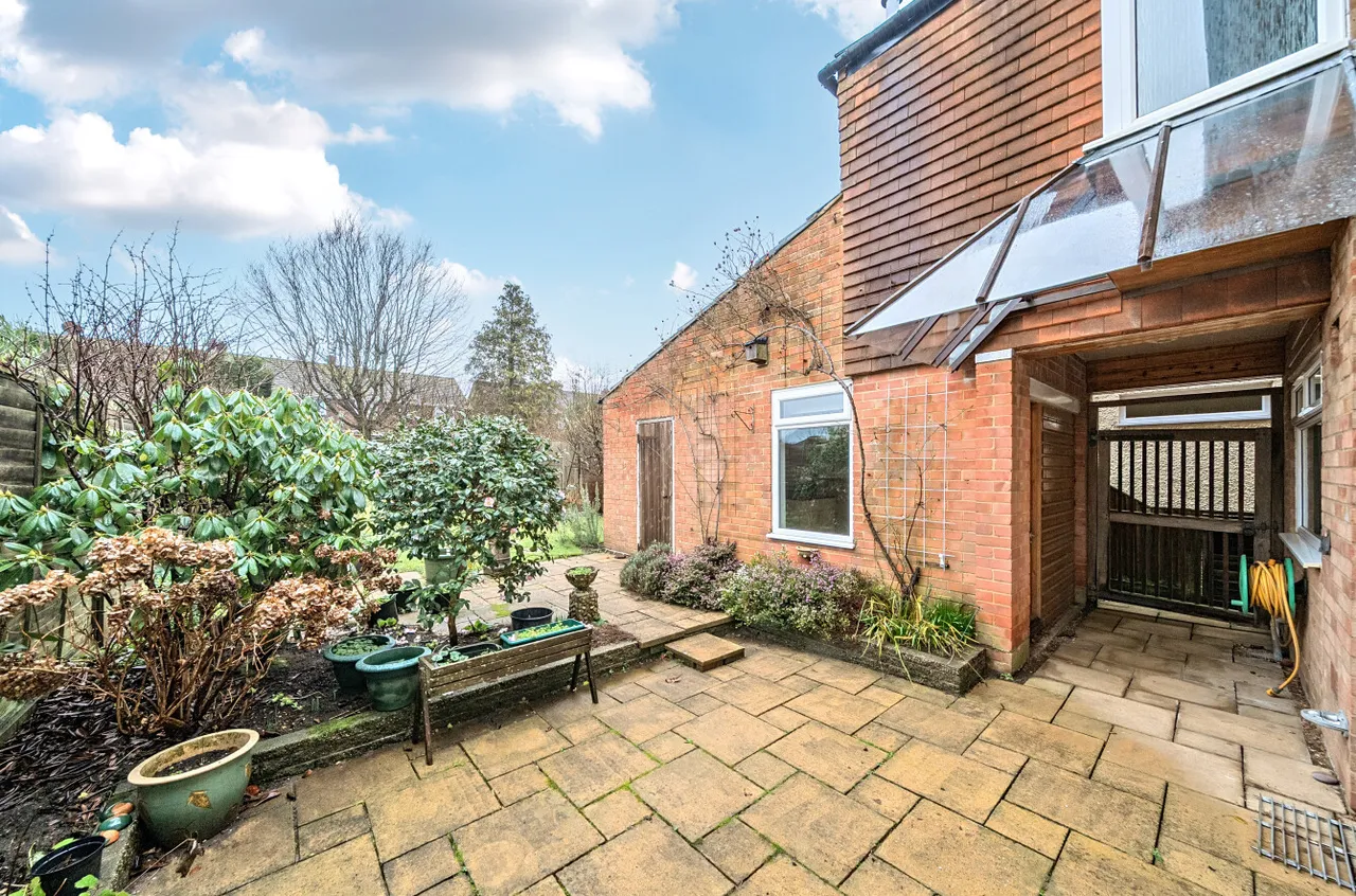 Commonfields, West End, Woking, Surrey, GU24 9HZ, photo 19