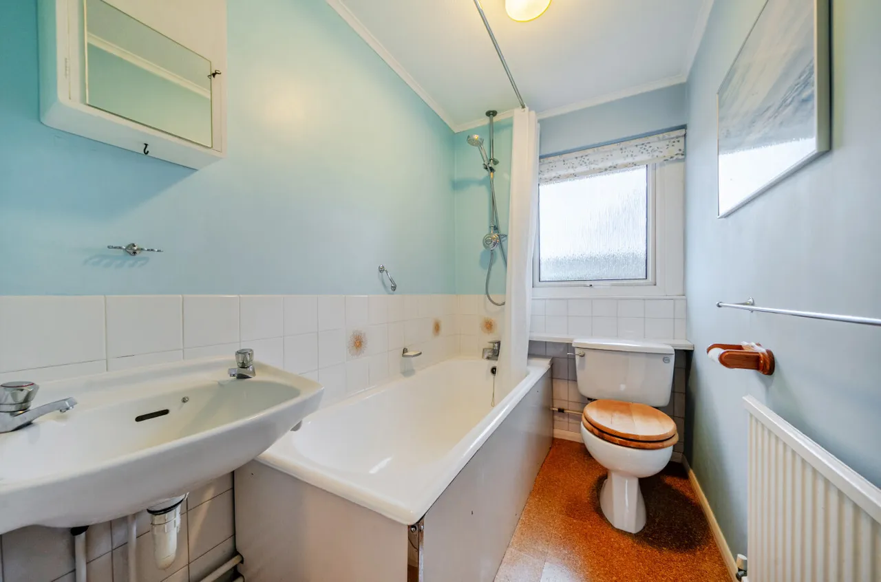 Commonfields, West End, Woking, Surrey, GU24 9HZ, photo 8