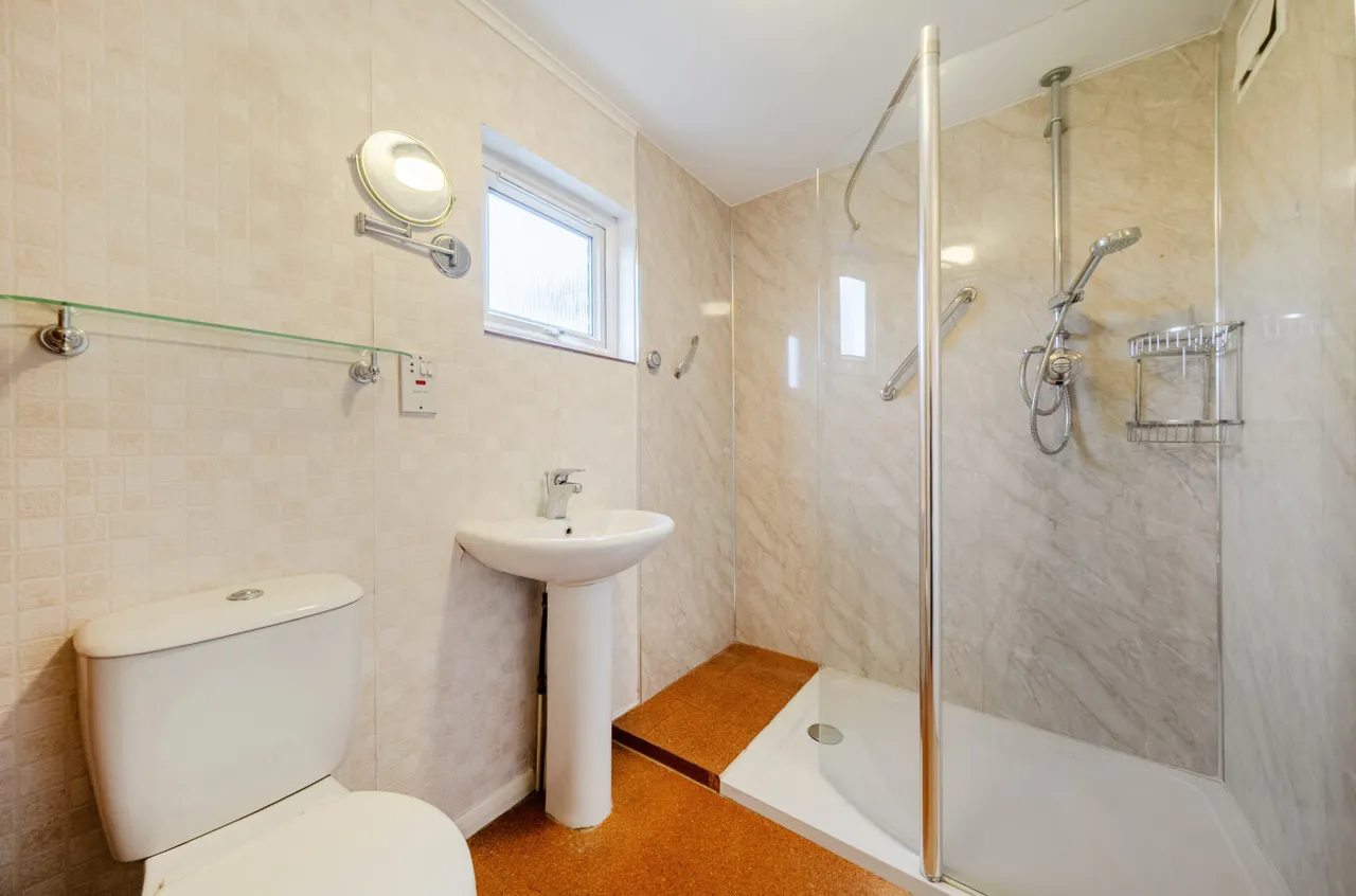 Commonfields, West End, Woking, Surrey, GU24 9HZ, photo 17