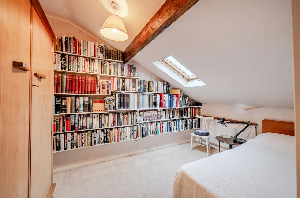 Commonfields, West End, Woking, Surrey, GU24 9HZ, photo 18