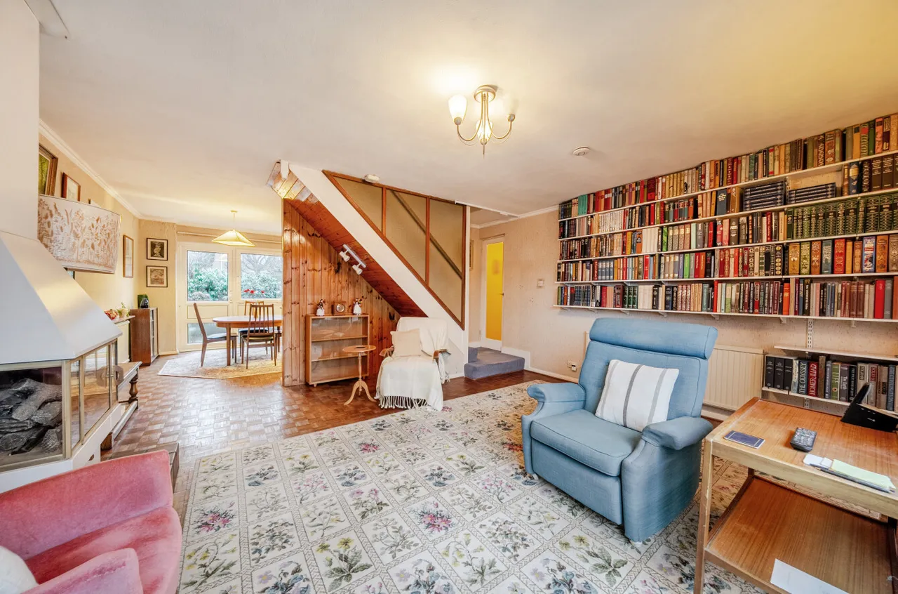 Commonfields, West End, Woking, Surrey, GU24 9HZ, photo 2