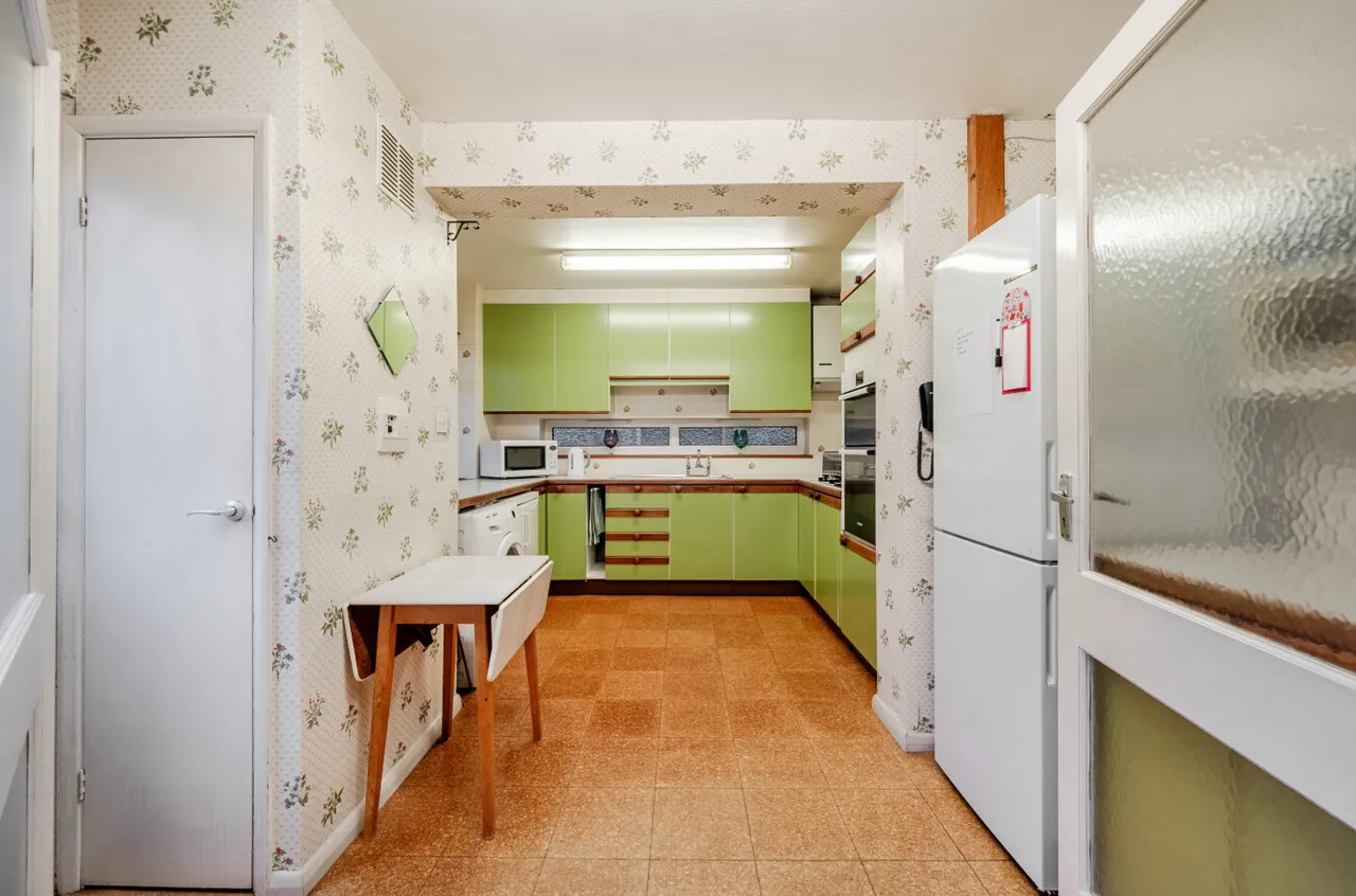 Commonfields, West End, Woking, Surrey, GU24 9HZ, photo 14