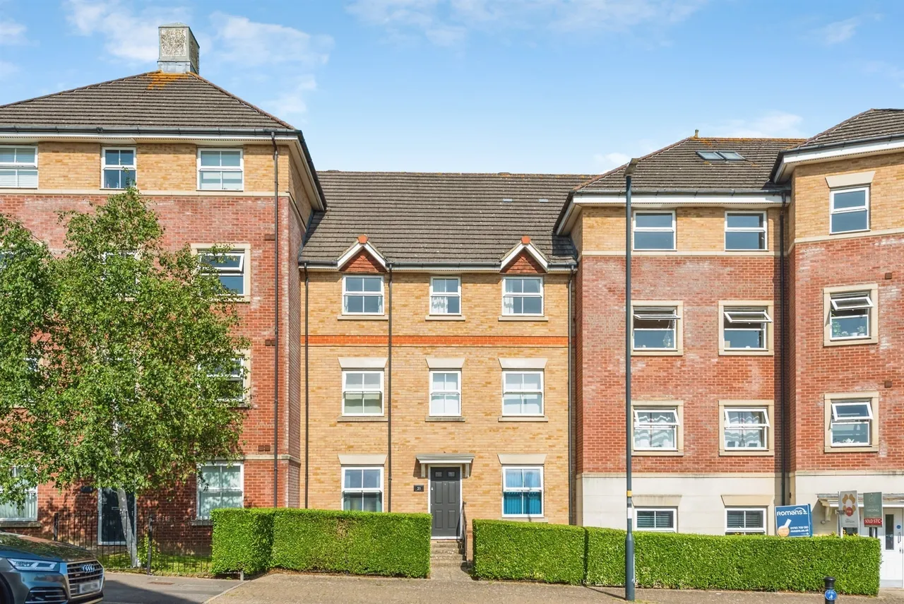 2 bed flat for sale — Marbeck Close, Swindon