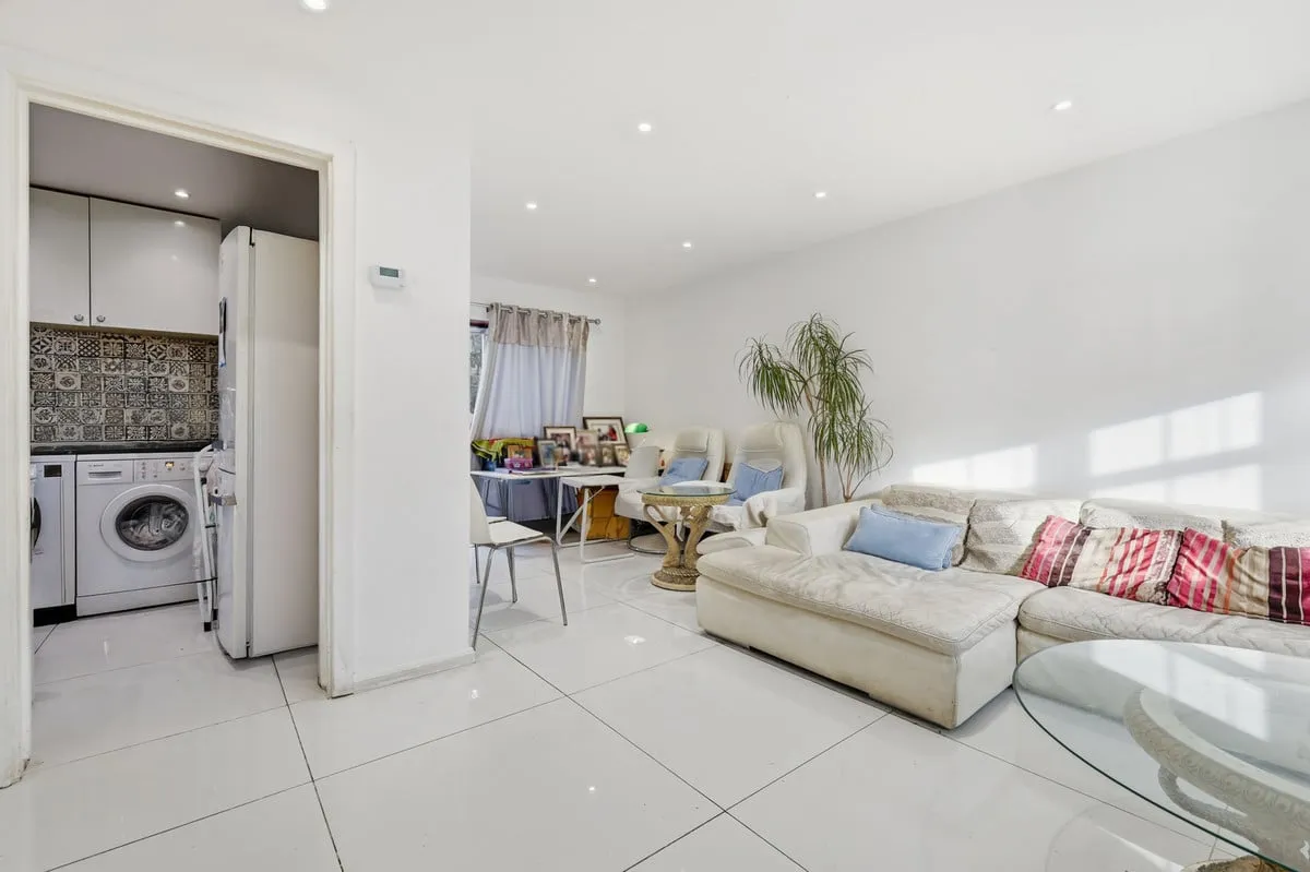 3 bed house for sale — Shillibeer Walk, Chigwell, IG7 6JA