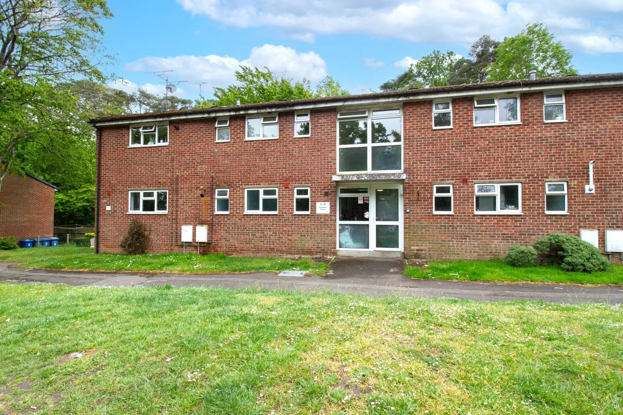 2 bed flat for sale — Elvetham Place, Fleet, GU51 4HJ