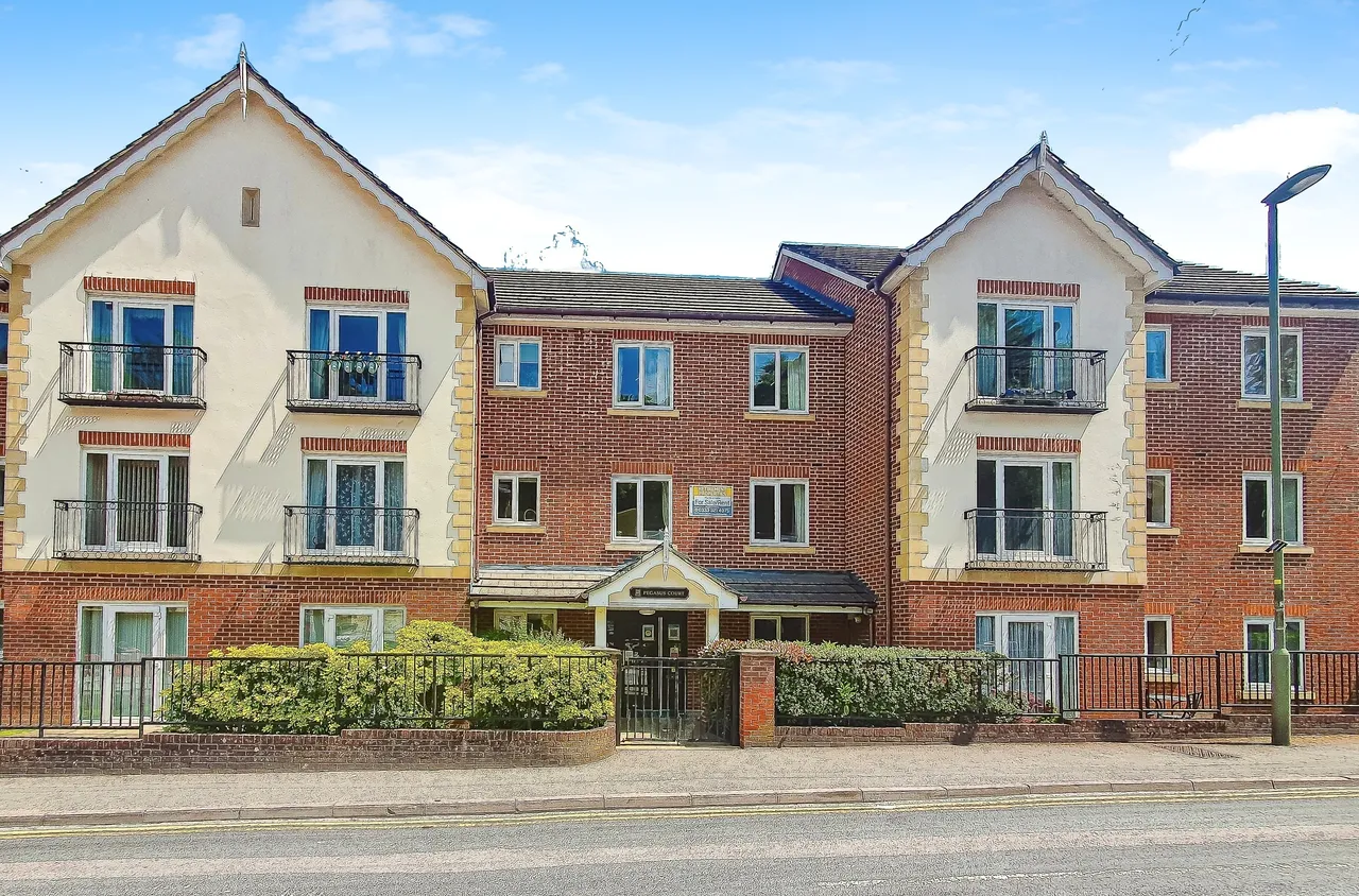 2 bed flat for sale — Pegasus Court, Stafford Road, Caterham, Surrey, CR3