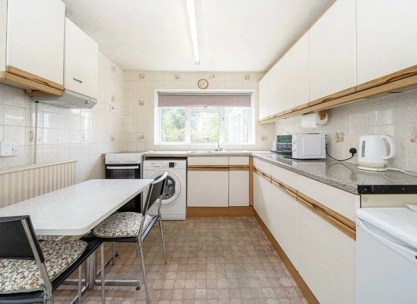 Saxonbury Avenue, Sunbury-On-Thames, TW16, photo 3