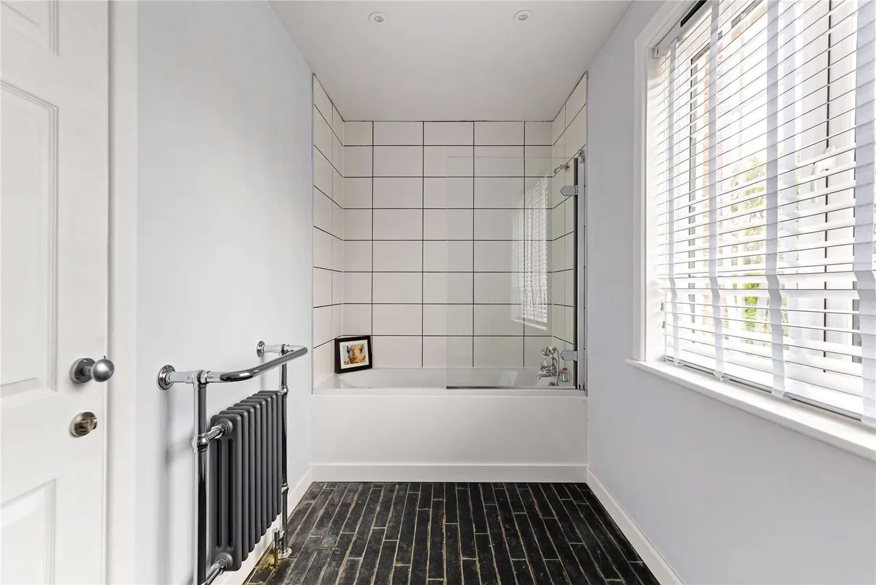 Weydon Farm Lane, Farnham, Surrey, GU9 8QJ, photo 12