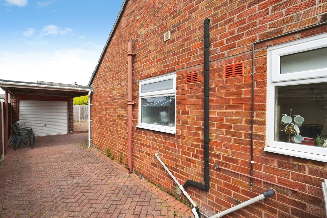 Sunningdale Drive, Bromborough, Wirral, photo 11