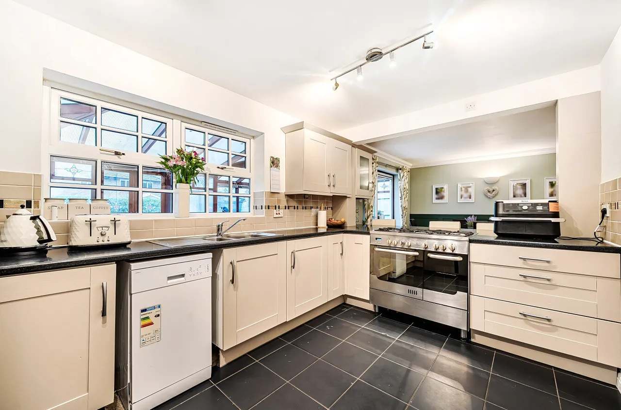 Minehurst Road, Mytchett, Camberley, Surrey, GU16 6JP, photo 5