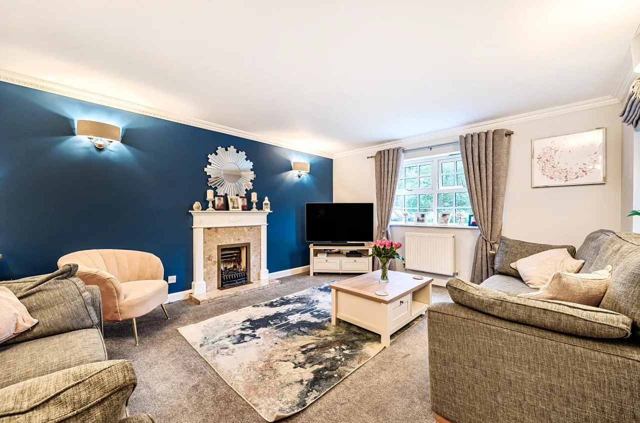 Minehurst Road, Mytchett, Camberley, Surrey, GU16 6JP, photo 2