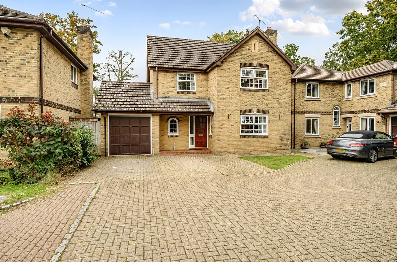 4 bed house for sale — Minehurst Road, Mytchett, Camberley, Surrey, GU16 6JP