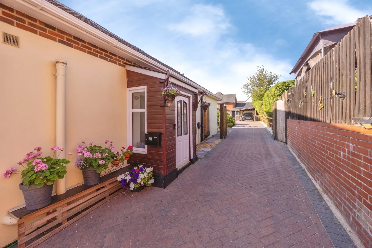 Avondale Road, Waterlooville, PO7, photo 21