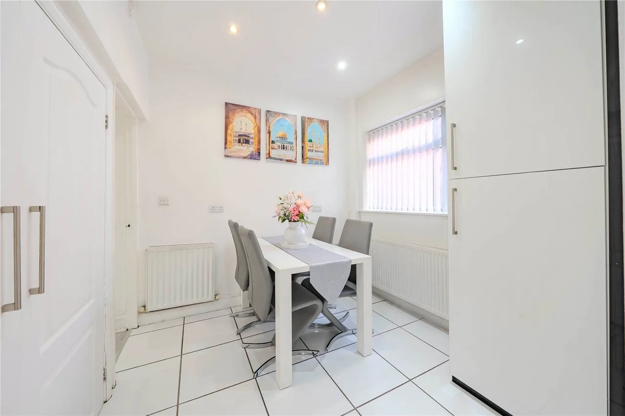 Allerton Grange Avenue, Leeds, LS17, photo 4