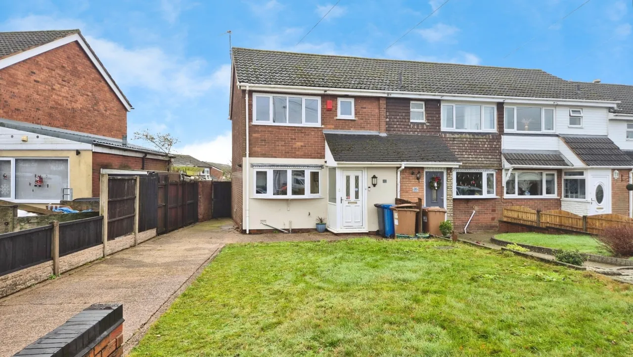 3 bed house for sale — Meadway Street, Burntwood
