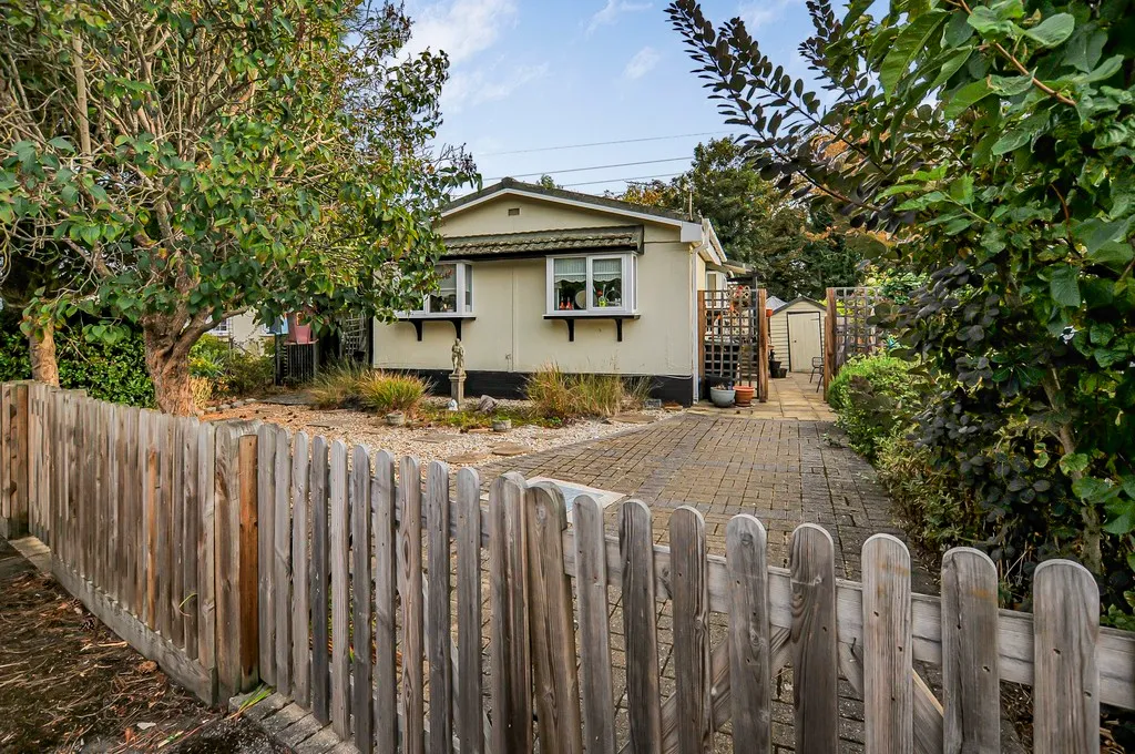 Firs Drive, Orchards Residential Park, SL3, photo 12