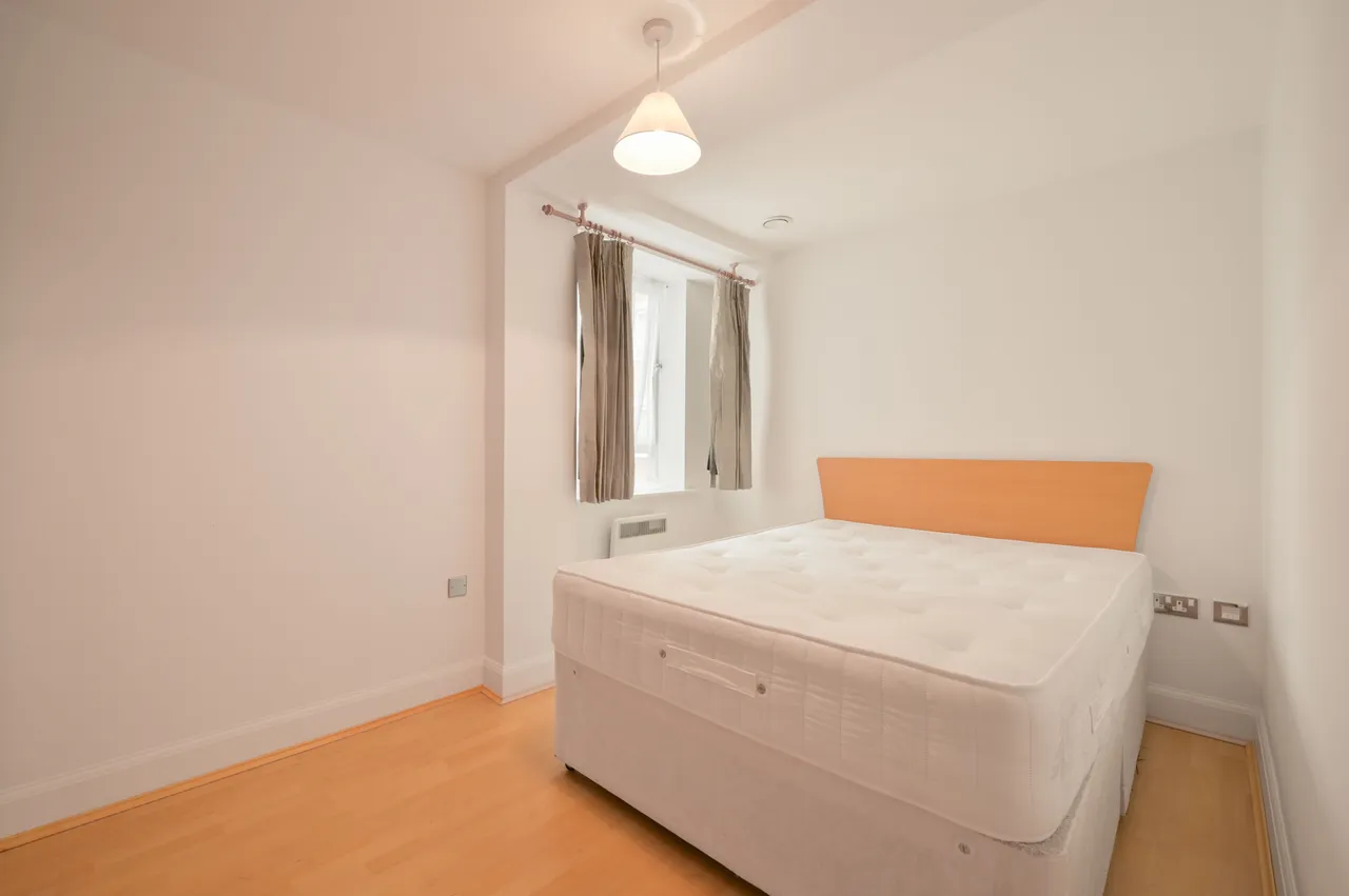 16 Mercury House, Heathcroft, London, photo 8