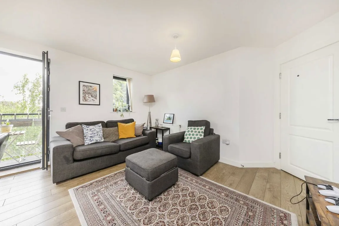 Garratt Lane, SW17, photo 2