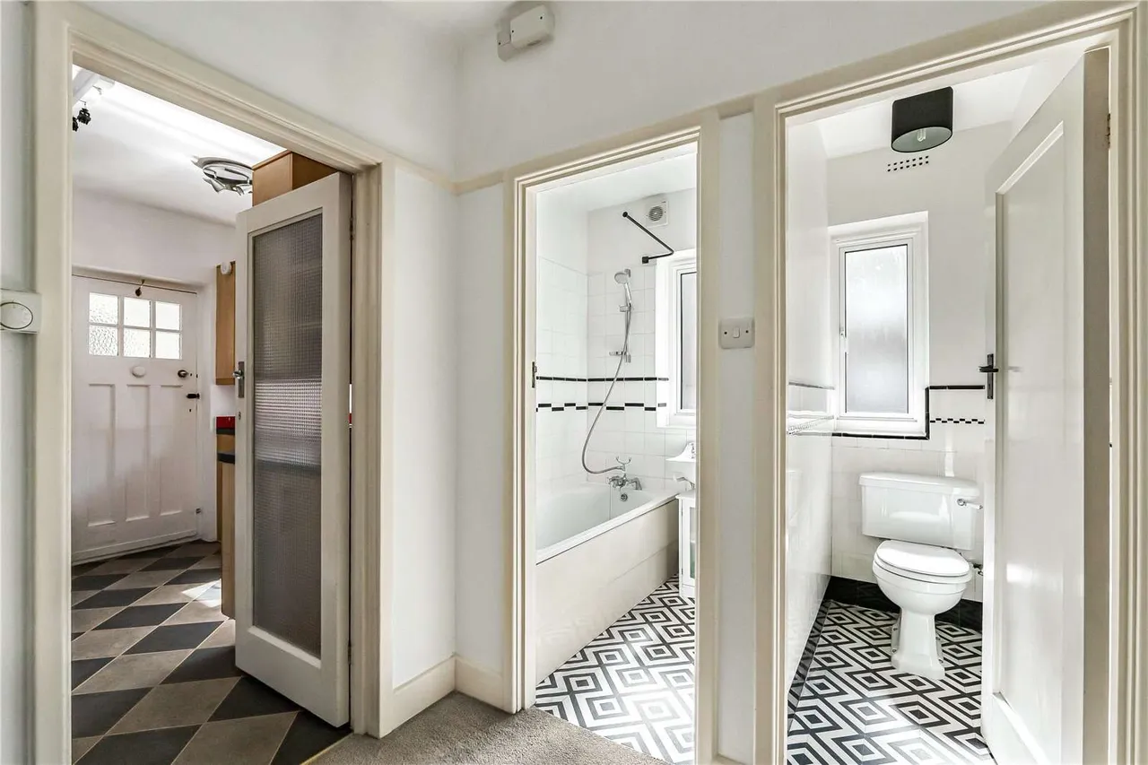 Oxford Court, Queens Drive, London, W3 0HH, photo 9