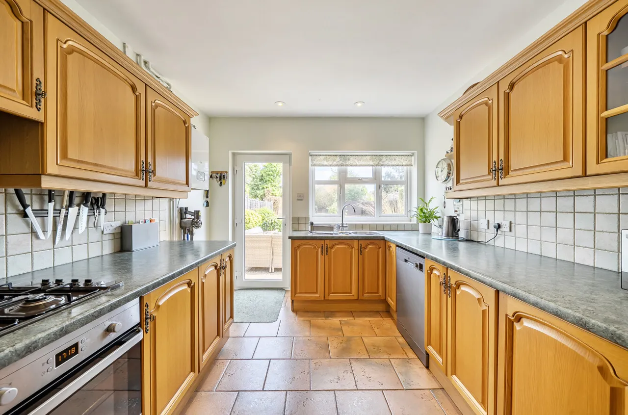 Halebourne Lane, Chobham, Woking, Surrey, GU24 8SL, photo 6
