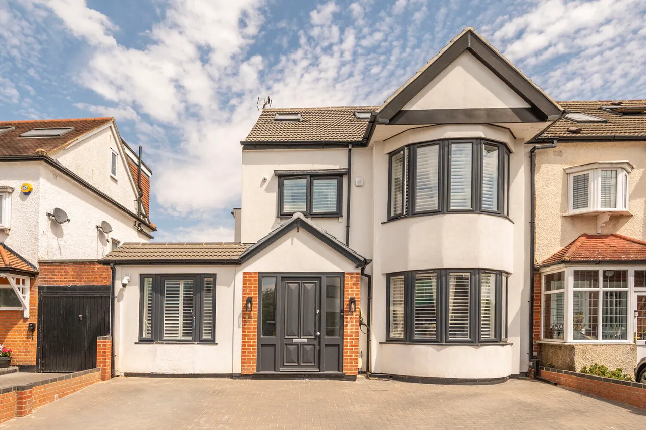 4 bed house to rent — 26 Warren Road, London