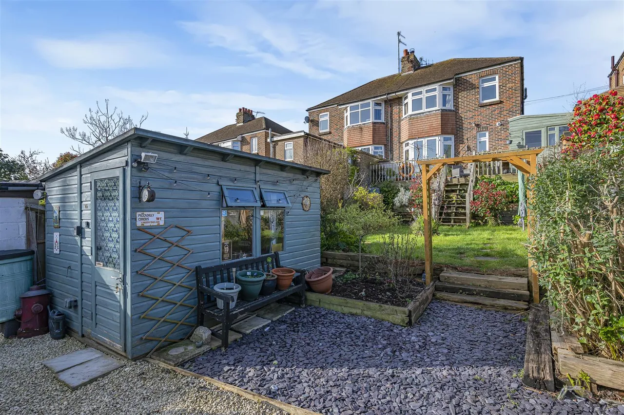 3 bed house for sale, First Avenue, Newhaven