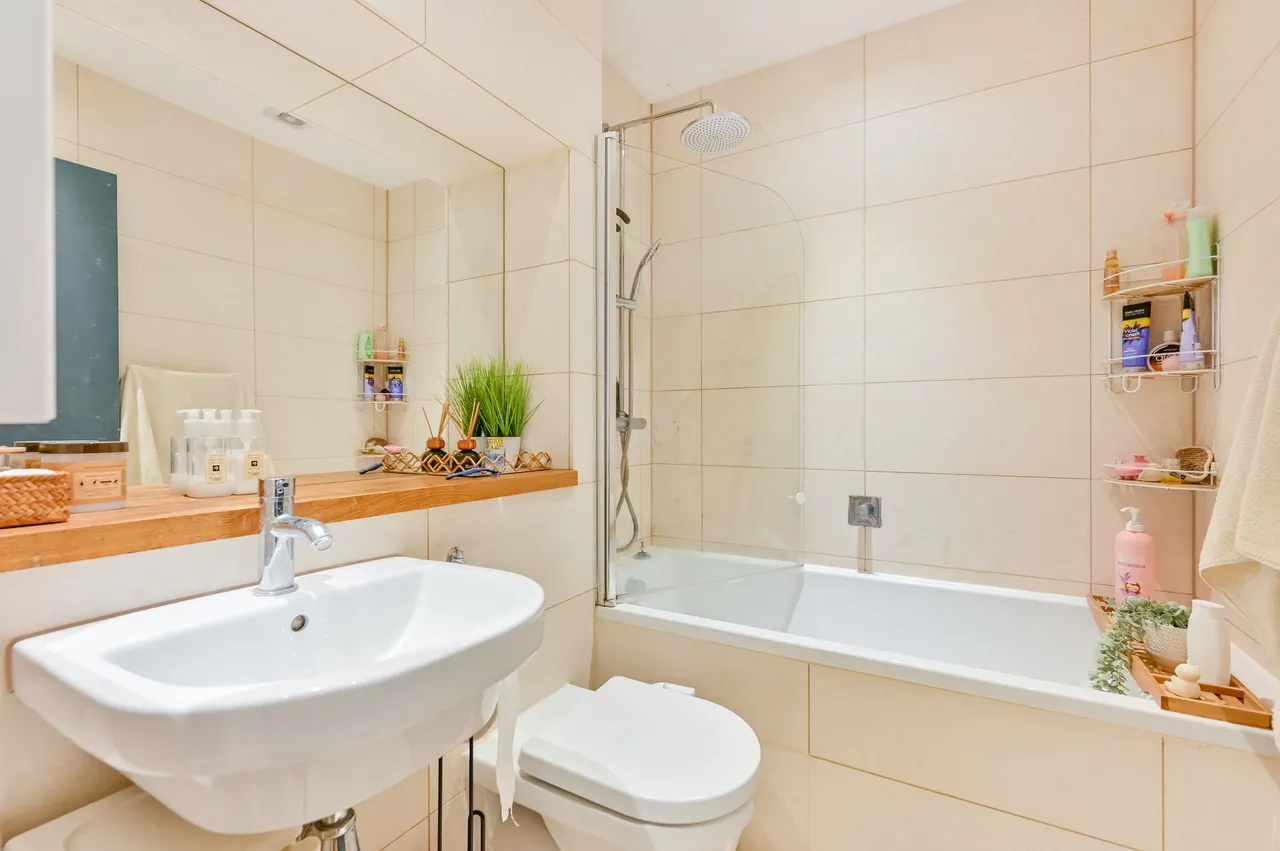 Flat 4, A3, Kingsway Business Park, Oldfield Road, Hampton, photo 5
