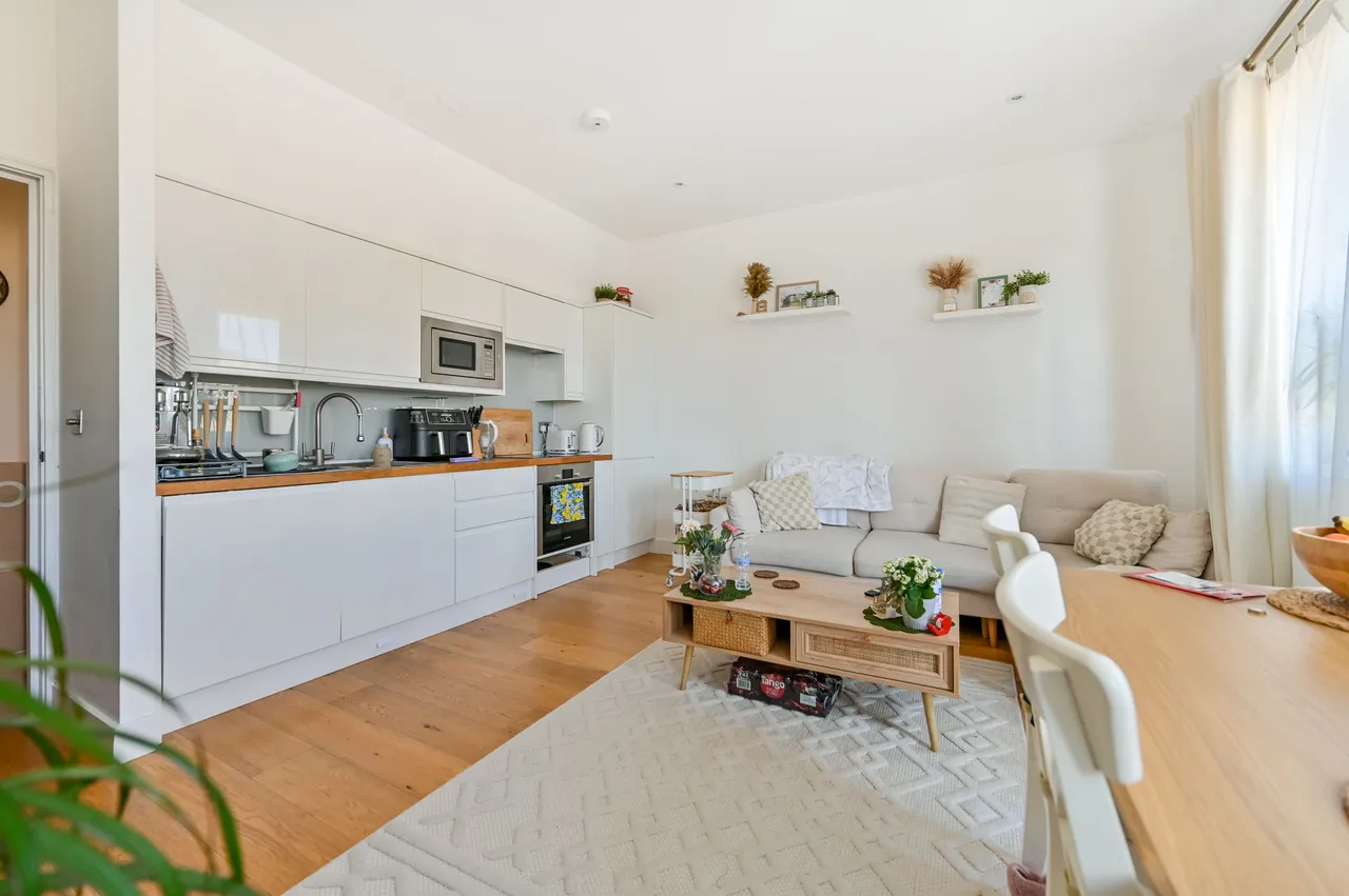 Flat 4, A3, Kingsway Business Park, Oldfield Road, Hampton, photo 2