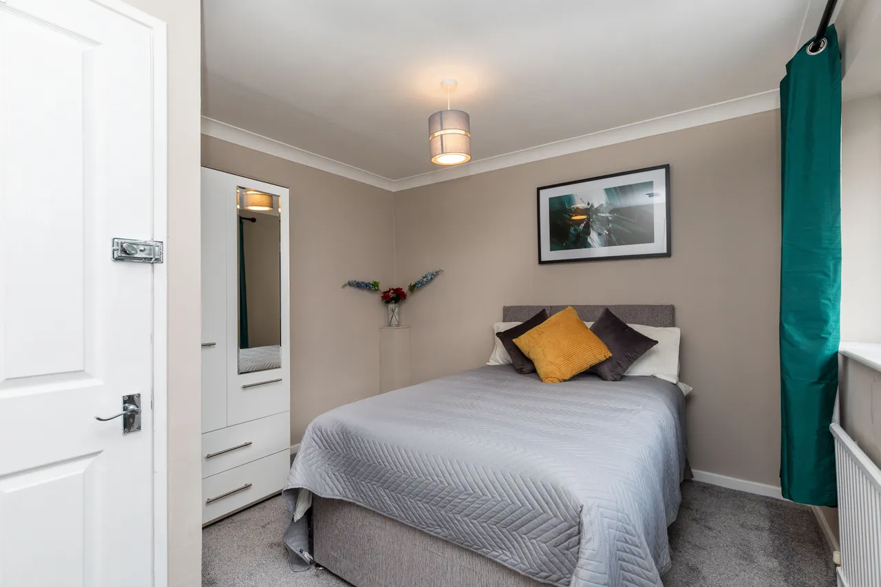 Town centre, RH10, photo 5