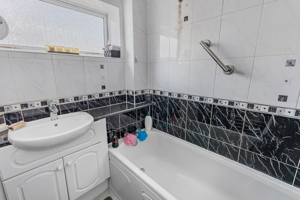 Conway Close Summit, Heywood OL10 4SG, photo 22