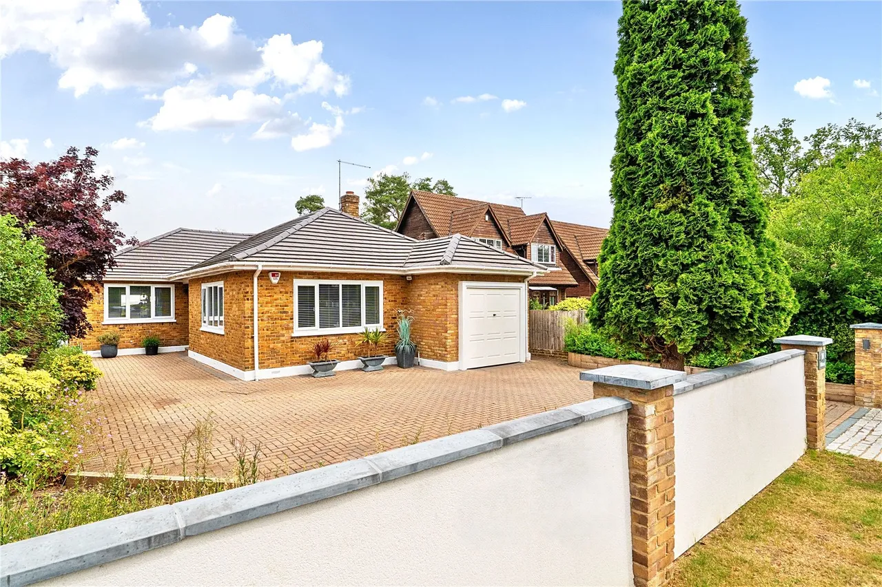 3 bed house for sale — Ambleside Road, Lightwater, Surrey, GU18 5UL