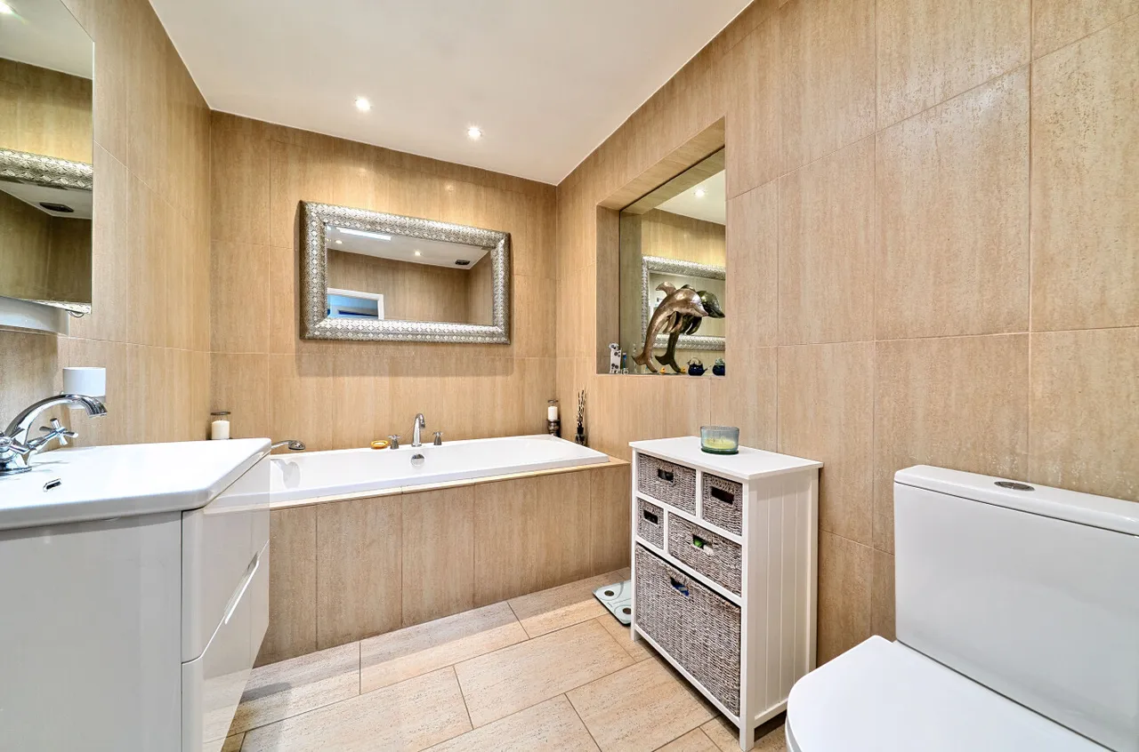 Ambleside Road, Lightwater, Surrey, GU18 5UL, photo 8