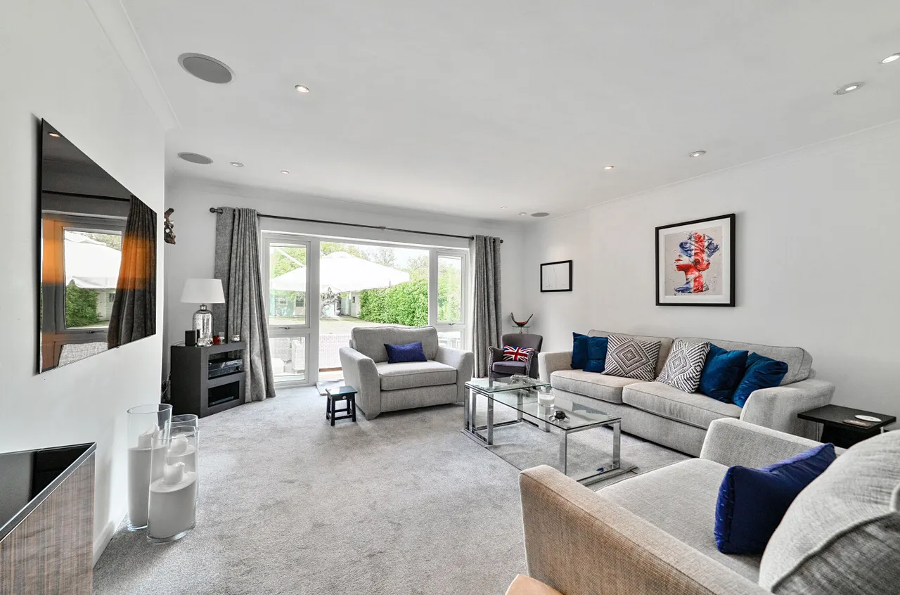 Ambleside Road, Lightwater, Surrey, GU18 5UL, photo 2