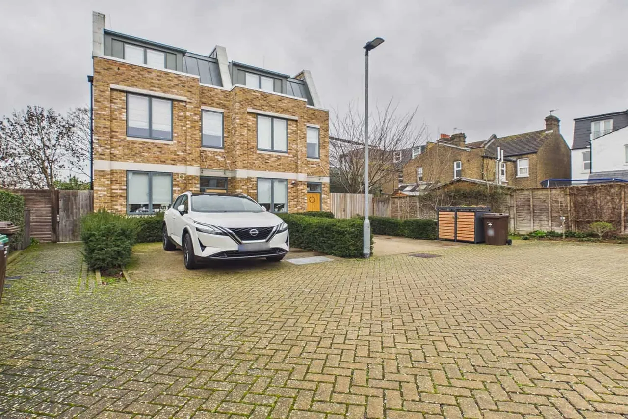 3 bed house for sale — London, SW20 8BZ