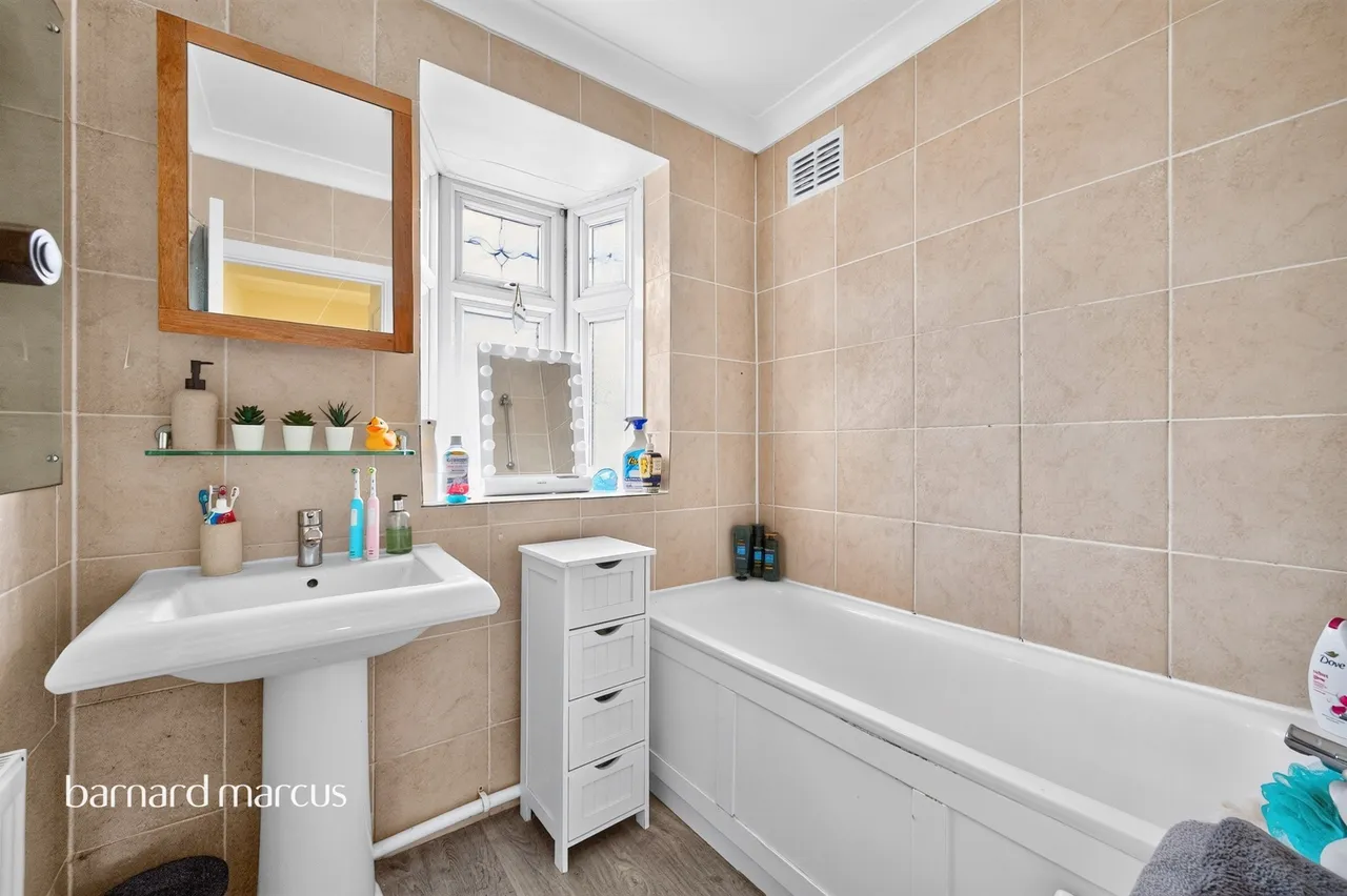Highdown, Worcester Park, KT4, photo 19
