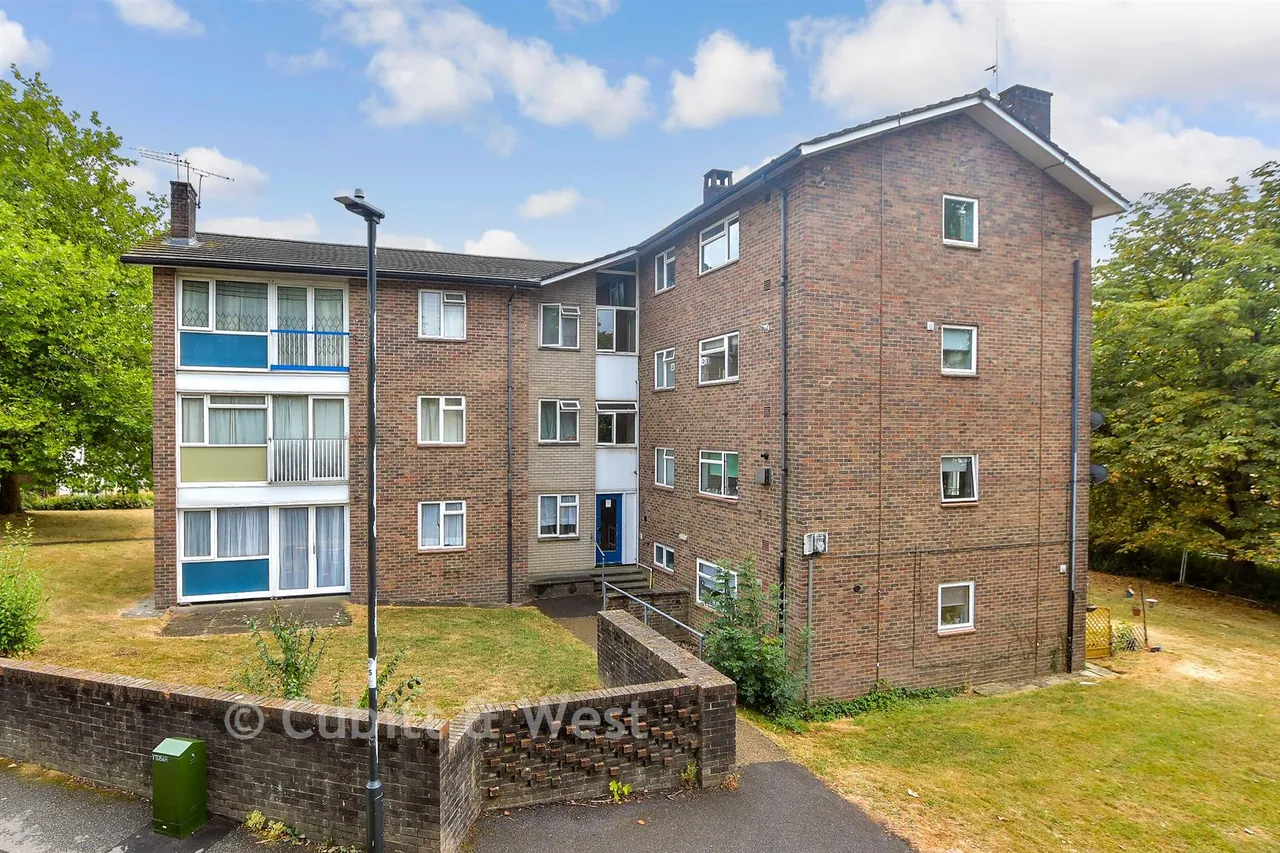 2 bed flat for sale, Highams Hill, Gossops Green, RH11