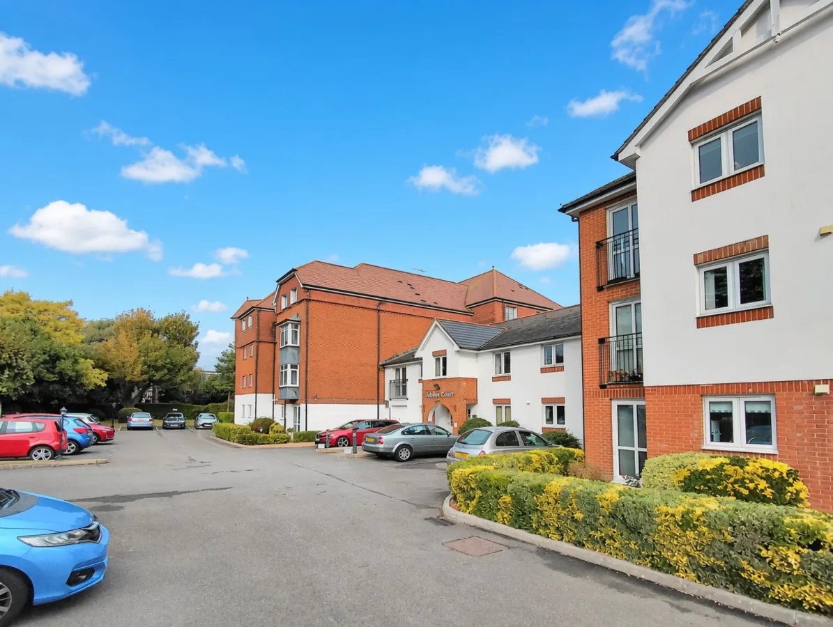 2 bed flat for sale, Mill Road, Worthing, BN11