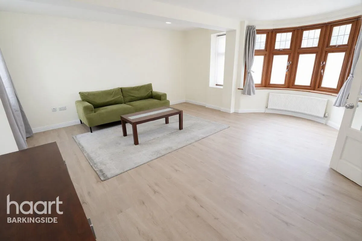 Basildon Avenue, Clayhall, IG5, photo 3