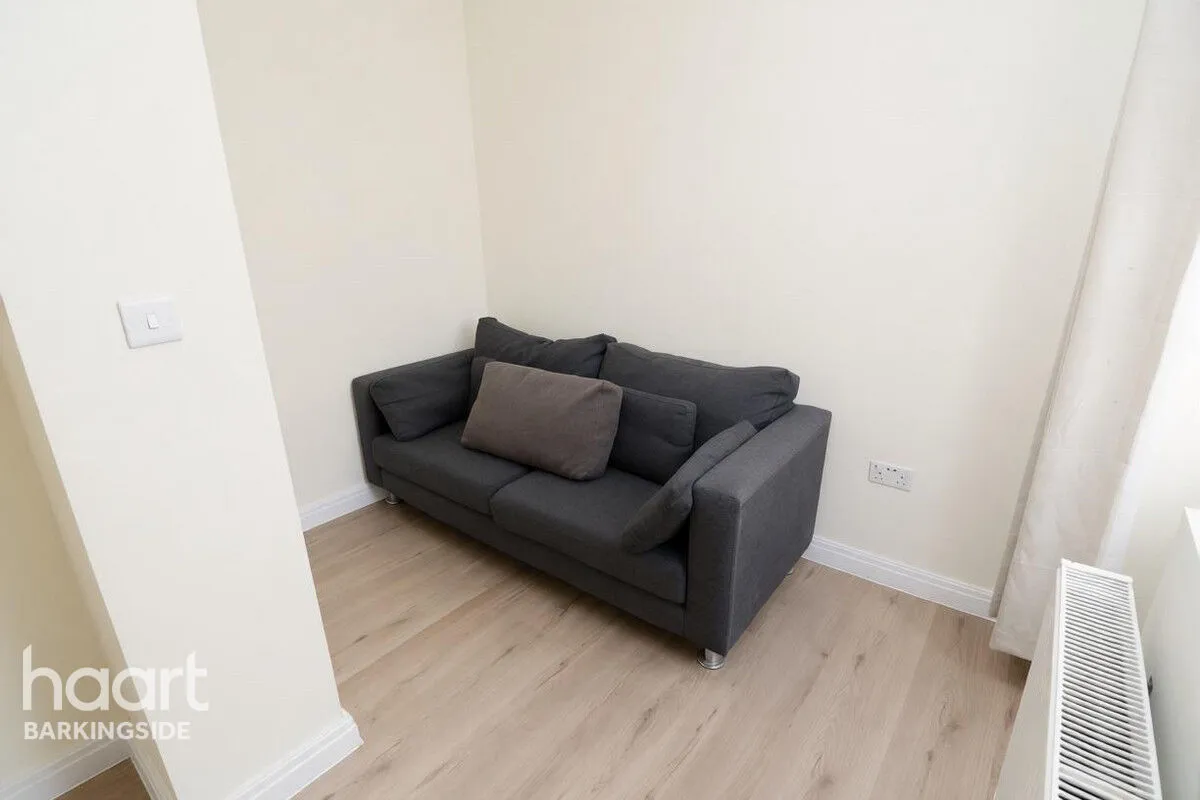Basildon Avenue, Clayhall, IG5, photo 15