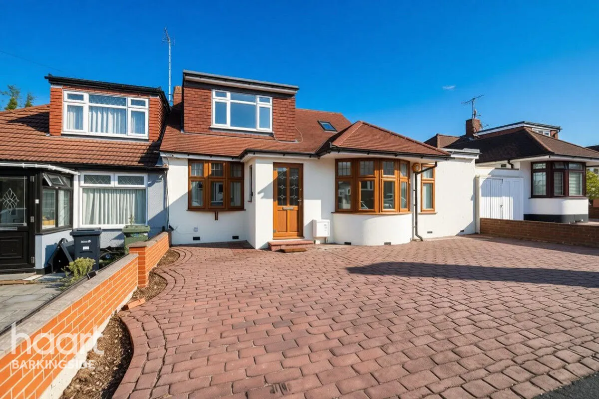 4 bed house for sale, Basildon Avenue, Clayhall, IG5