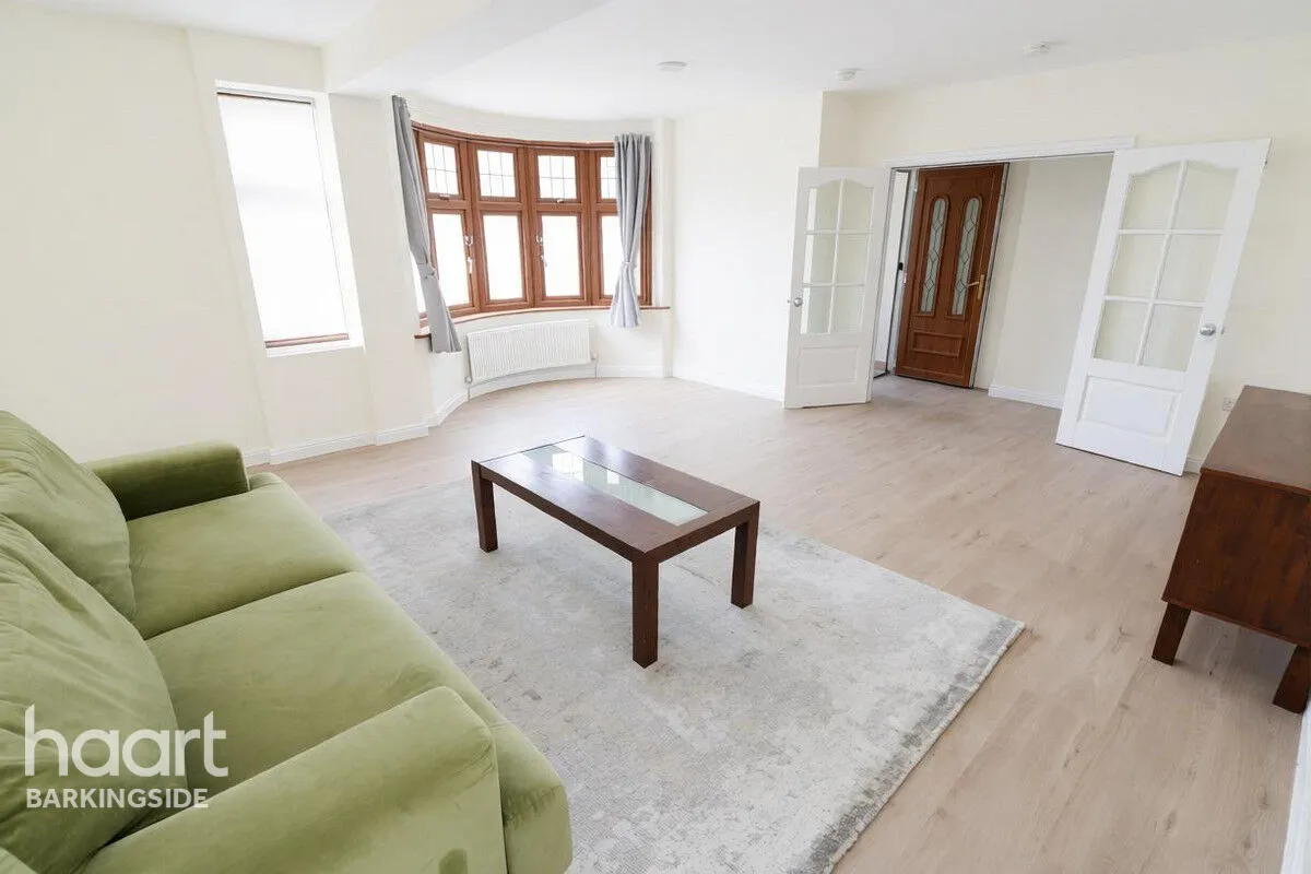 Basildon Avenue, Clayhall, IG5, photo 2