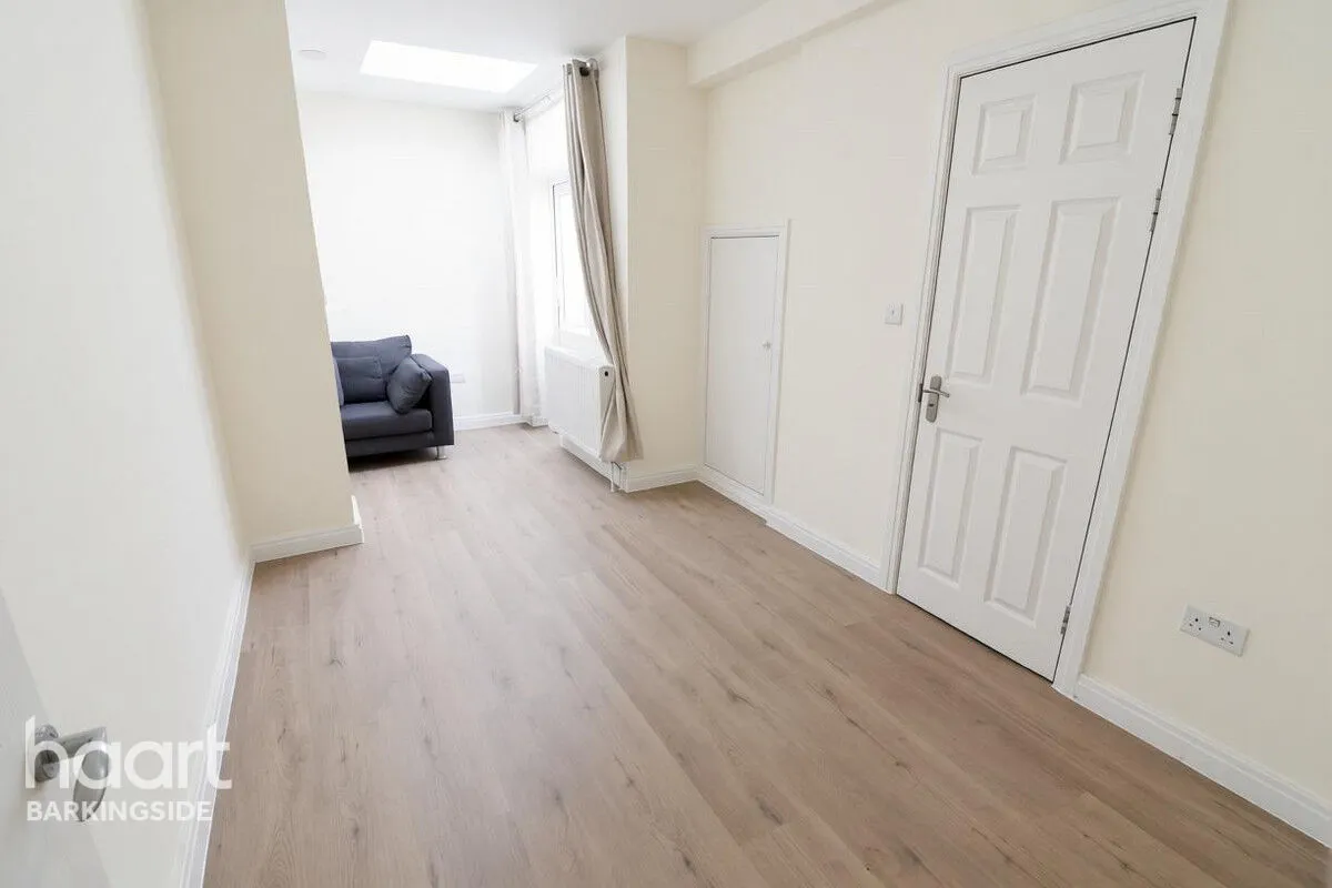 Basildon Avenue, Clayhall, IG5, photo 13