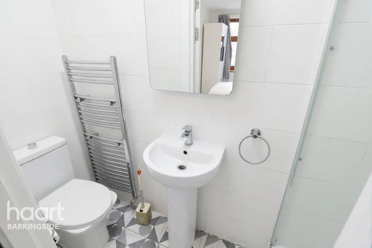 Basildon Avenue, Clayhall, IG5, photo 11