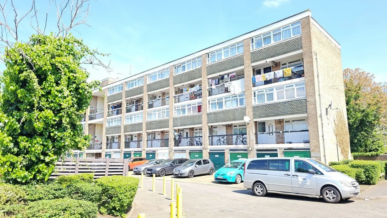 3 bed flat for sale — Maybury, Woking